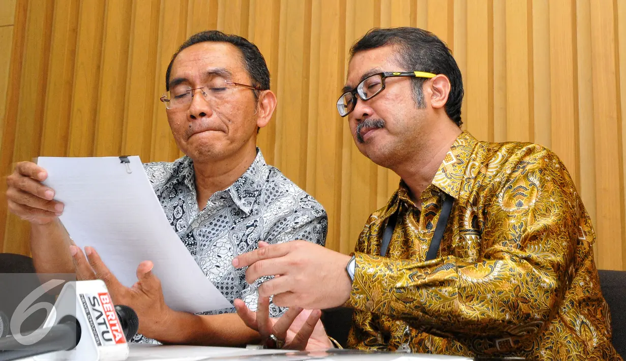 Pimpinan KPK, Adnan Pandu Praja (kiri) melihat daftar laporan kekayaan dari Bakal Calon Kepala Daerah, Jakarta, Kamis (23/7/2015). Sebanyak 602 bakal calon kepala daerah sudah melaporkan kekayaannya ke KPK. (Liputan6.com/Yoppy Renato)