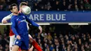 Pemain Chelsea, Alvaro Morata berebut bola dengan pemain Arsenal, Shkodran Mustafi pada laga semifinal pertama Piala Liga Inggris di Stadion Stamford Bridge, Rabu (10/1). Chelsea harus puas diimbangi Arsenal 0-0. (AP/Kirsty Wigglesworth)