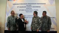 Penandatanganan perjanjian kerja sama antara PT Asuransi Kredit Indonesia dengan PT Bank Pembangunan Daerah Sumatera Utara Tbk (BSMT), Kamis (8/6/2023). (Liputan6.com/ist)