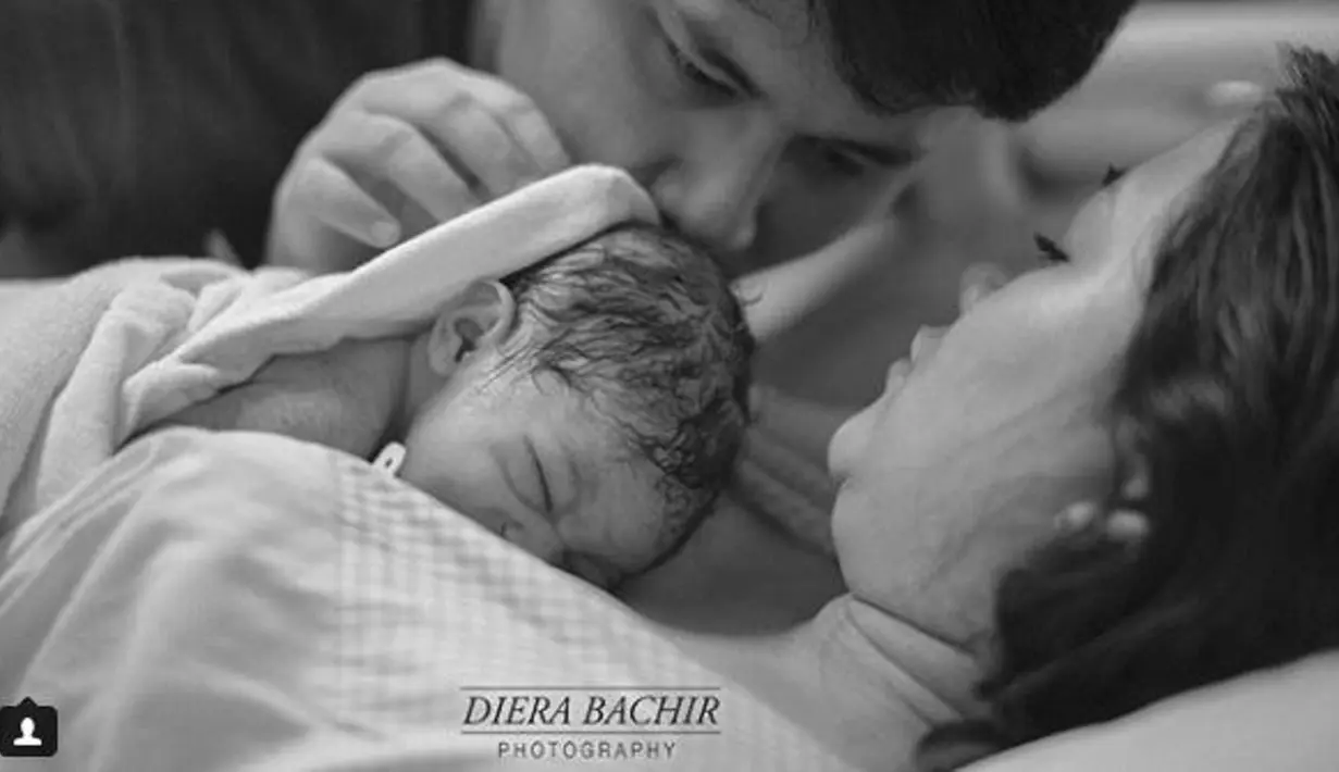 Penantian Ryana Dea dan Puadin Redi untuk memiliki momongan akhirnya terwujud. Istri Puadi, Ryana melahirkan bayi perempuan. Momen kebahagiaan tersebut diunggah Puadin melalui akun Instgaram pribadinya, Minggu (26/11/20170). (Instagram/@puadinredi)