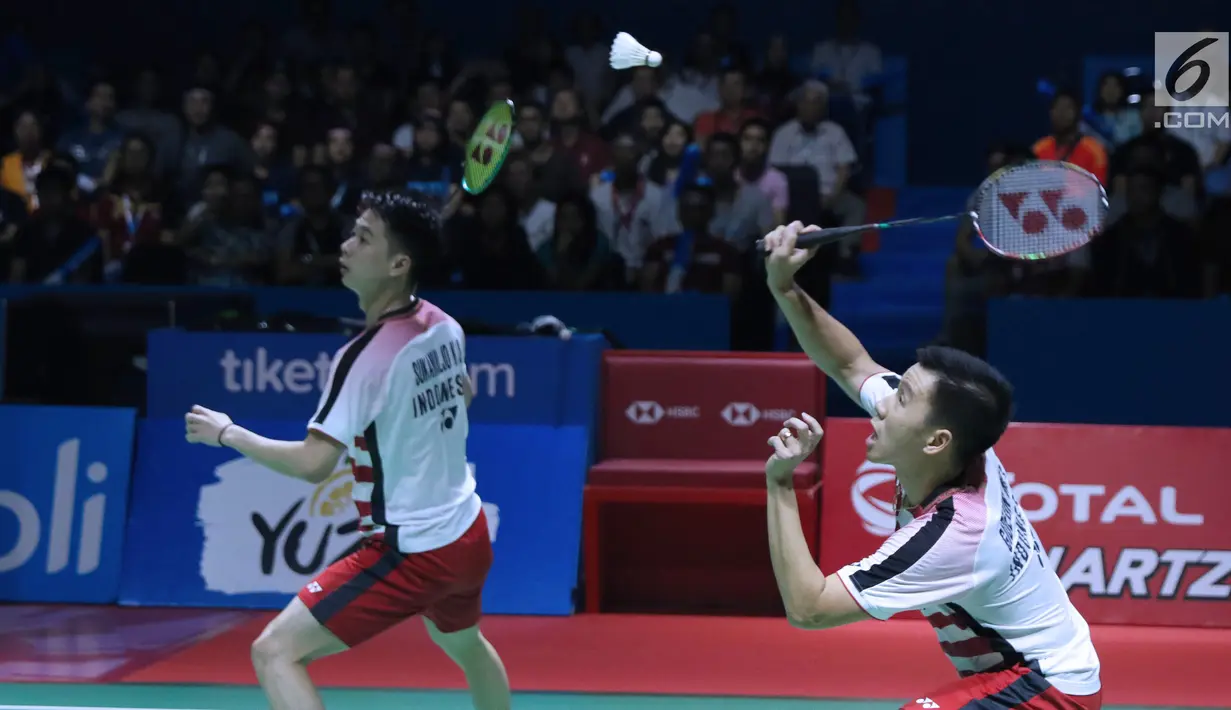 Ganda putra Indonesia, Kevin Sanjaya Sukomuljo/Marcus F Gideon mengembalikan kok ke Takuto Inoue/Yuki Kaneko (Jepang) di Final Indonesia Open 2018, Istora GBK, Jakarta, Minggu (8/7). Kevin/Marcus unggul 21-13, 21-16. (Liputan6.com/Helmi Fithriansyah)