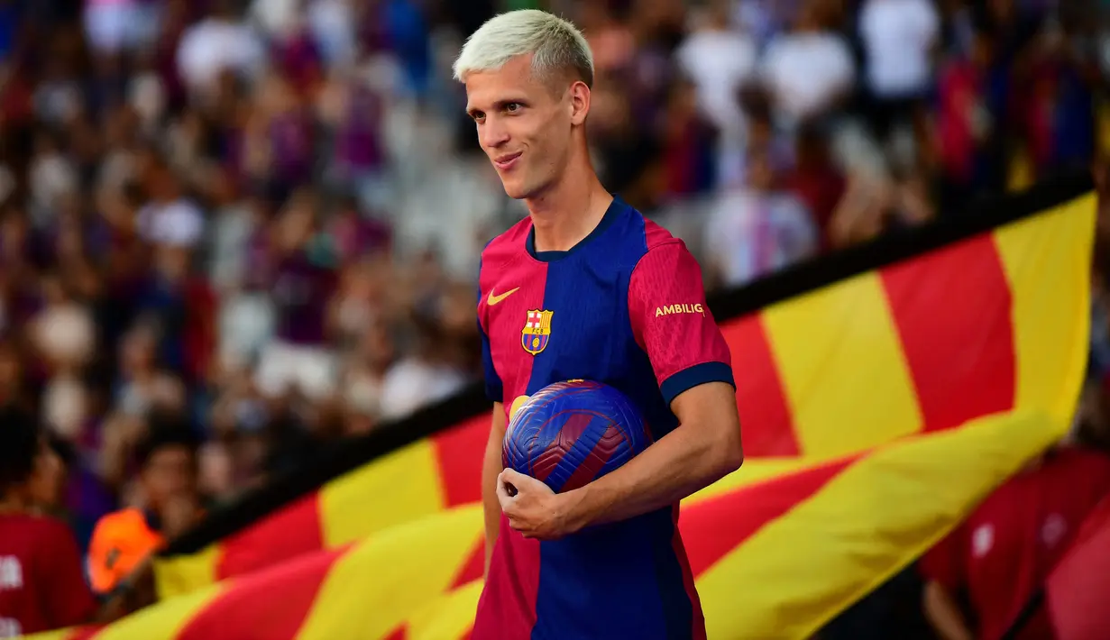 Gelandang serang asal Spanyol, Dani Olmo baru saja dilepas RB Leipzig ke Barcelona dengan nilai transfer 55 juta euro atau kini setara Rp947,4 miliar pada bursa transfer pemain musim 2024/2025. Pemain yang telah membela RB Leipzig sejak tengah musim 2019/2020 tersebut dikontrak Barcelona selama 6 tahun hingga akhir musim 2029/2030. (AFP/Manaure Quintero)