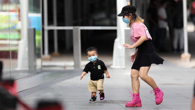 Seorang anak yang mengenakan masker bermain di Times Square di New York, Amerika Serikat (AS), pada 31 Agustus 2020. Jumlah kasus COVID-19 di AS melampaui angka 6 juta pada Senin (31/8), menurut Center for Systems Science and Engineering (CSSE) di Universitas Johns Hopkins. (Xinhua/Wang Ying)