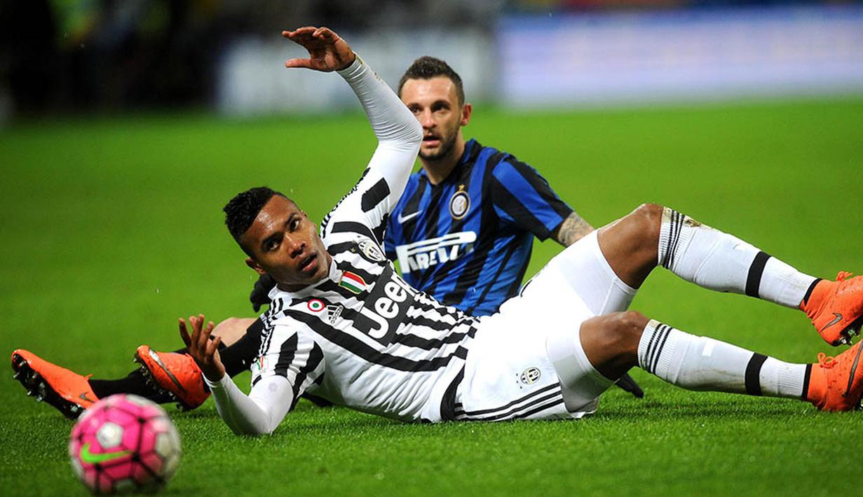 Gelandang Inter Milan, Marcelo Brozovic, berebut bola dengan bek sayap Juventus, Alex Sandro. Laga yang berlangsung keras itu membuat wasit mengeluarkan 11 kartu kuning. (EPA/Daniele Mascolo)