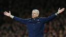 Pelatih Arsenal, Arsene Wenger, memberikan instruksi kepada anak asuhnya saat berlaga melawan Newcastle pada laga Liga Premier Inggris. Mengalahkan Newcastle merupakan kemenangan ketiga belas Arsenal musim ini. (Reuters/Eddie Keogh)
