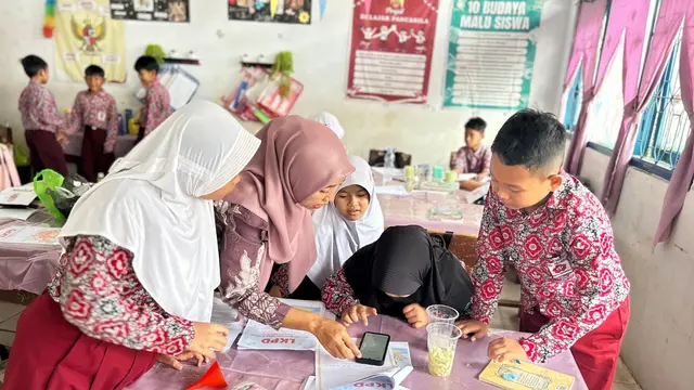 Guru saat mengajar siswa di sekolah.
