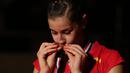 Ciuman Carolina Marin untuk sang medali. Minggu (16/8/2015). (Bola.com/Arief Bagus)