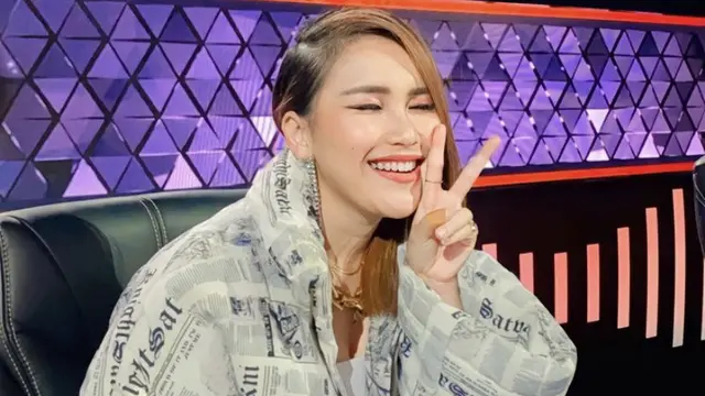 Harga outfit Ayu Ting Ting kenakan rok mirip sarung dan jaket bermotif koran