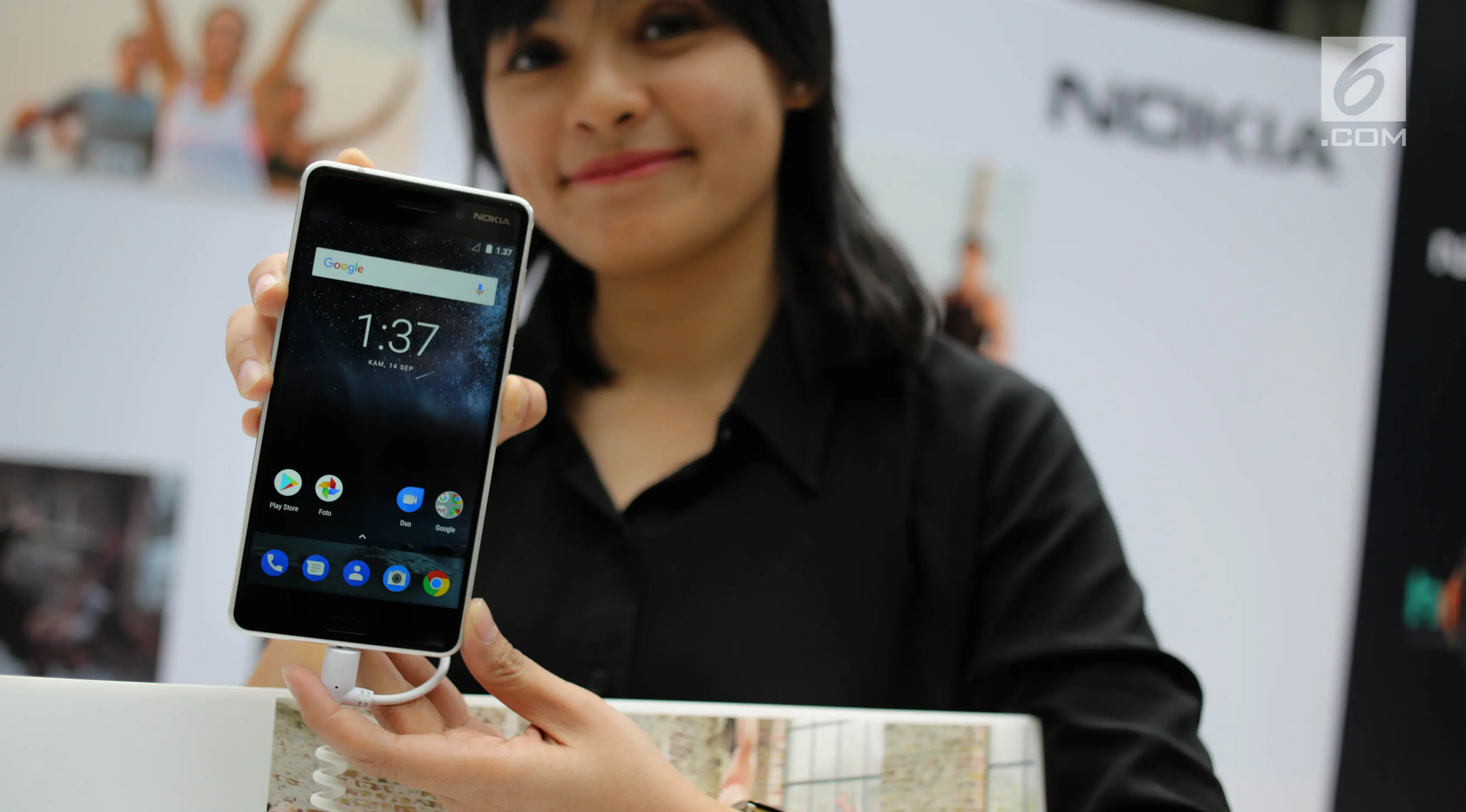 Seorang pramuniaga menunjukkan ponsel Android Nokia 3 saat acara peluncuran di Jakarta, Kamis (14/9). Nokia 3 dibanderol dengan harga Rp 1,9 juta dan bakal tersedia pada awal Oktober mendatang. (/Faizal Fanani)