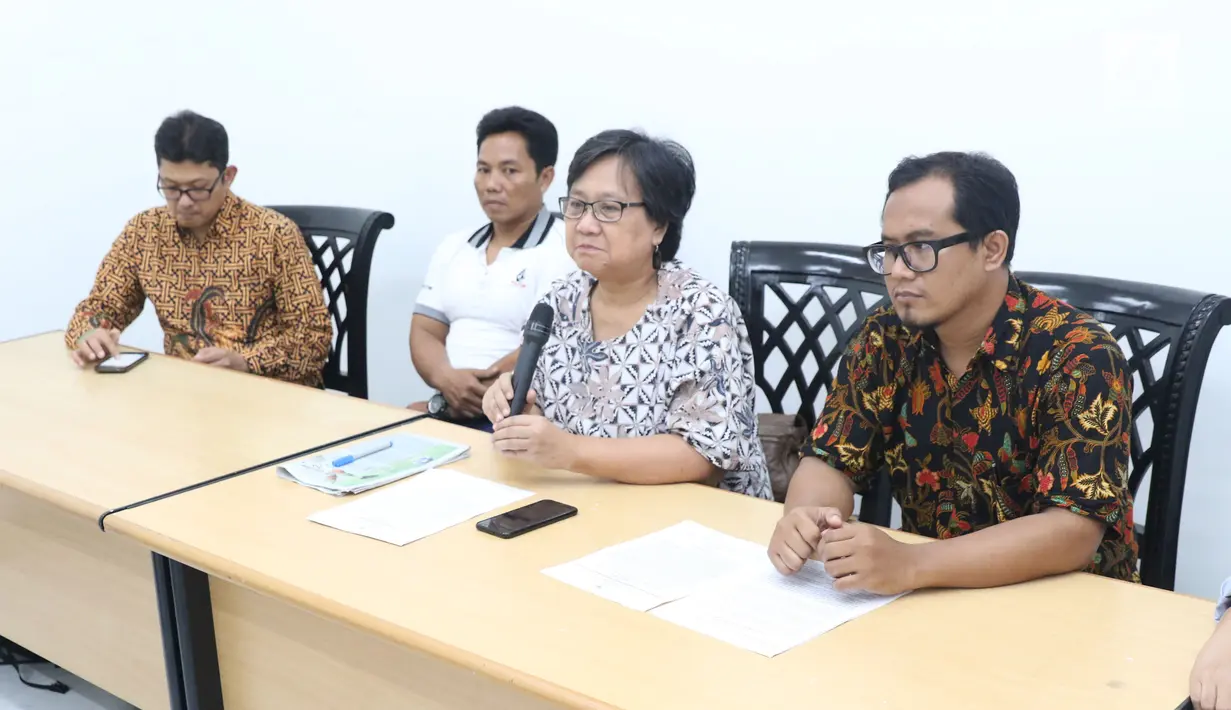 Wakil Ketua Bidang Eksternal Komnas HAM, Sandrayati Moniaga (kedua kanan) bersama Heri Budiawan atau Budi Pego (kedua kiri) memberi keterangan terkait sikap Komnas HAM terhadap kasus Budi Pego di Jakarta, Jumat (14/12). (Liputan6.com/Helmi Fithriansyah)