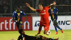 Ivan Bosnjak harus dijatuhkan Kurnia Meiga saat laga Persija kontra Arema Cronus di Stadion GBK Jakarta, Minggu (4/5/2014). (Liputan6.com/Helmi Fithriansyah)