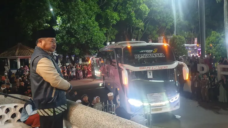 Bupati Garut Rudy Gunawan melepas sekitar 400 jemaah haji kloter pertama Jawa Barat yang mayoritas diisi lansia asal Garut, dari Pendopo Kabupaten Garut, Selasa (23/5/2023) dini hari. (Liputan6.com/Jayadi Supriadin)