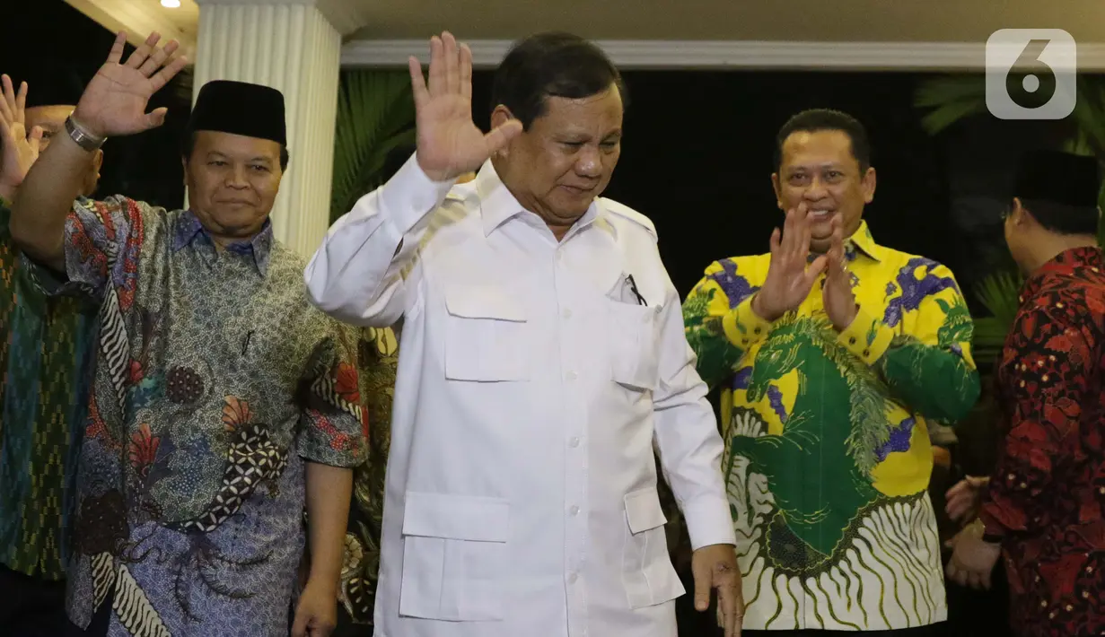 Ketua Umum Partai Gerindra, Prabowo Subianto (tengah) dan Ketua MPR RI, Bambang Soesatyo (kanan) melambaikan tangan usai pertemuan bersama pimpinan MPR di Jakarta, Jumat (11/10/2019). Pertemuan berlangsung tertutup. (Liputan6.com/Helmi Fithriansyah)