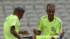Skuat Selecao lebih banyak bercanda saat latihan jelang lawan Meksiko, Brasil, Senin (16/6/2014) (AFP Photo/VANDERLEI ALMEIDA)