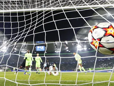 Penjaga gawang Wolfsburg Koen Casteels menerima gol ketiga dari pemain Lille Angel Gomes pada pertandingan sepak bola Grup G Liga Champions di Wolfsburg, Jerman, 8 Desember 2021. Lille menang 3-1. (AP Photo/Martin Meissner)