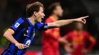 Gelandang Nicolo Barella berselebrasi setelah mencetak gol kedua Inter Milan ke gawang Lecce pada pertandingan Liga Italia di Stadion Giuseppe Meazza, Minggu, 24 Desember 2023. (MARCO BERTORELLO / AFP)