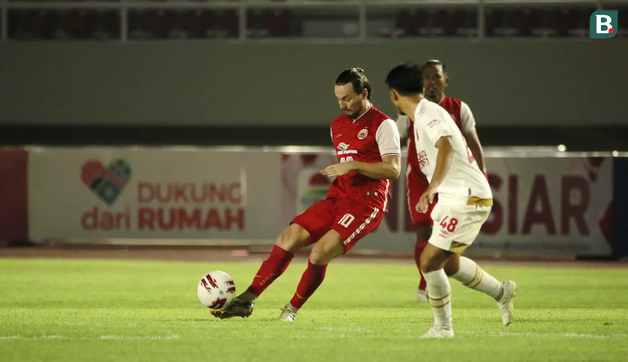 Akurasi umpan yang dimilikinya membuatnya sebagai pembeda dalam setiap pertandingan. Klok juga punya tendangan bebas yang akurat dalam mengarah bola ke pemain depan. Dari catatan ini, dia termasuk pemain yang tak boleh hilang dari perhatian lawan. (Foto: Bola.com/Ikhwan Yanuar)