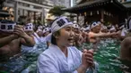Penganut Shinto mandi dengan air dingin di Kuil Teppozu Inari, Tokyo, Jepang, 8 Januari 2023. Ritual Tahun Baru ini dilakukan untuk memurnikan jiwa dan raga. (Philip FONG/AFP)