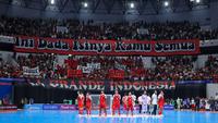 Para pemain Timnas Futsal Indonesia menyanyikan lagu Tanah Airku bersama para suporter setelah laga semifinal Piala Asia Futsal 2026 melawan Jepang di Indonesia Arena, Senayan, Jakarta, Kamis (05/02/2026). (Bola.com/Bagaskara Lazuardi)