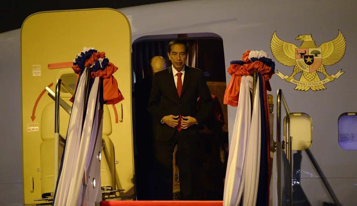 Presiden Joko Widodo (Jokowi) bersiap turun dari pesawat Kepresidenan Indonesia-1 setibanya di Bandara Internasional Wattay, Vientiane, Laos, Senin (5/9). Kehadiran Jokowi di Vientiane untuk mengikuti KTT ASEAN ke-28 dan ke-29. (Noel CELIS/AFP)