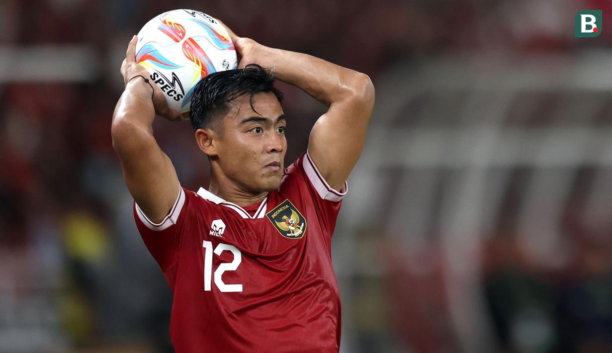 <p>Pemain Timnas Indonesia, Pratama Arhan, melakukan lemparan ke dalam pada laga FIFA Matchday melawan Argentina yang berlangsung di Stadion Utama Gelora Bung Karno (SUGBK), Senayan, Jakarta, Senin (19/06/2023). (Bola.com/Bagaskara Lazuardi)</p>
