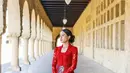 Saat seremoni kelulusan S2-nya di Stanford University, Maudy Ayunda tampil anggun berbalut kebaya kutubaru merah dengan stagen dan rok batik rancangan Didiet Maulana. (Instagram/maudyayunda).