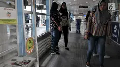 Penumpang melihat kotak penampung  sampah elektronik di Halte Transjakarta Kampung Melayu, Jakarta, Selasa (8/5). DLH Pemprov DKI Jakarta menyediakan kotak penampung sampah elektronik bagi penumpang Transjakarta. (Merdeka.com/Iqbal S. Nugroho)