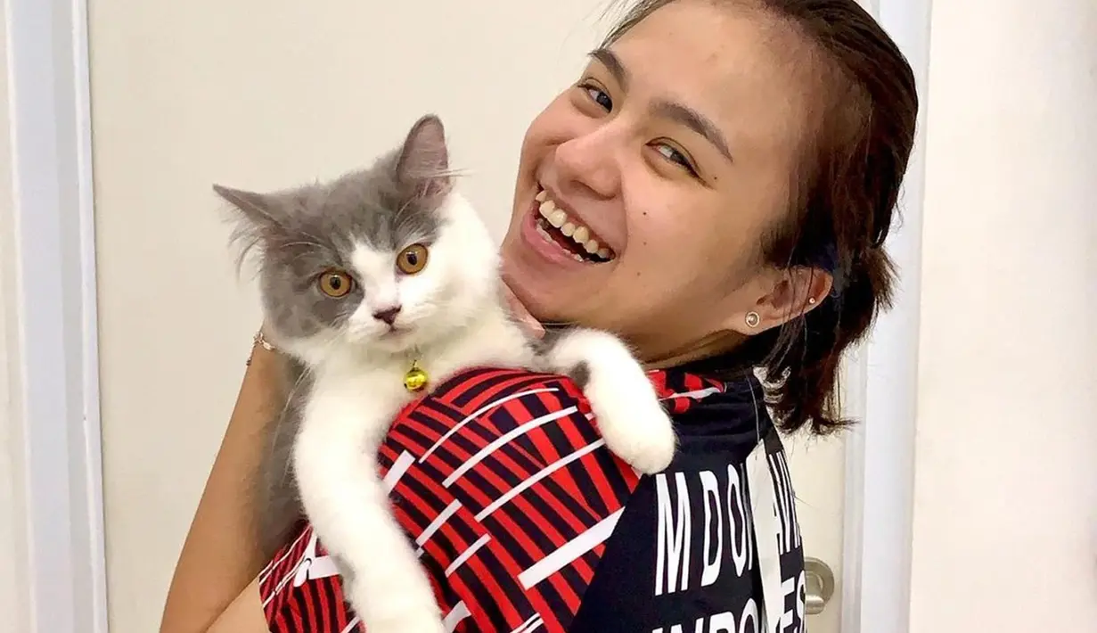 Melati Daeva Oktavianti memang sangat menyukai kucing. Kucingnya bernama Bebendud selalu menemaninya saat berada di rumah. Wajah bahagia sumringah pun terlihat jelas di paras atlet bulu tangkis kebanggaan Indonesia ini.(Liputan6.com/IG/@melatidaeva)