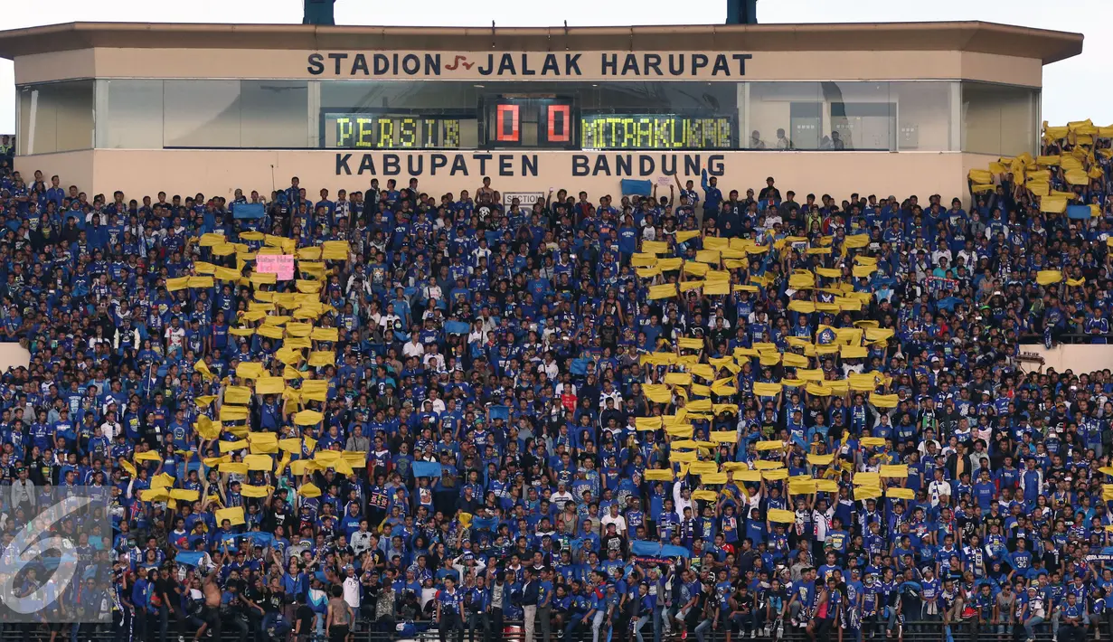 Ribuan suporter membuat koreografi jelang menyaksikan laga Persib melawan Mitra Kukar di Stadion Si Jalak Harupat, Bandung, Sabtu (10/10/2015). Persib loloske final Piala Presiden 2015 dengan agregat 3-2. (Liputan6.com/Helmi Fithriansyah)