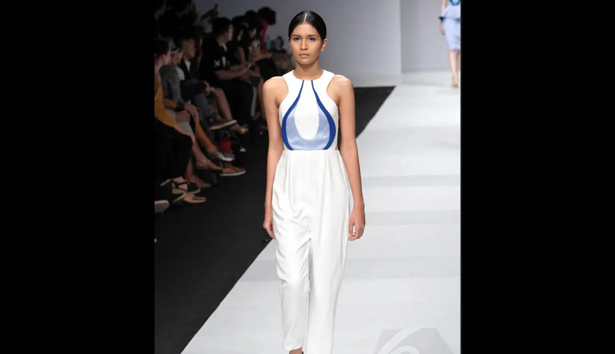 Koleksi Peggy Hartanto di hari pertama Jakarta Fashion Week 2015 menampilkan motif-motif lengkung, Sabtu (1/11/2014). (Liputan6.com/Panji Diksana)