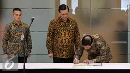 Tedjo Edhy Purdijanto (Kanan) menandatangani dokumen sertijab menteri di kantor Kemenkopolhukam , Jakarta, Kamis (13/8/2015). Luhut resmi menggantikan Tedjo Edhy Purdijatno sebagai Menko Polhukam. (Liputan6.com/Faizal Fanani)