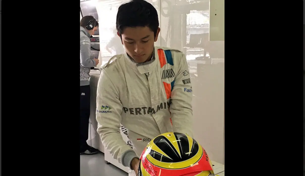 Pebalap Manor Racing asal Indonesia, Rio Haryanto, bersiap mengikuti latihan bebas pertama F1 GP China di Sirkuit Internasional Shanghai, China, Jumat (15/4/2016). (Bola.com/Twitter/Manorracing)