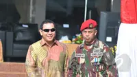 Tommy Soeharto saat tiba di perayaan HUT ke-63 Kopassus, Jakarta, Rabu (29/4/2015). Tommy hadir sebagai undangan dengan status putra-putri Presiden. (Liputan6.com/Herman Zakharia)