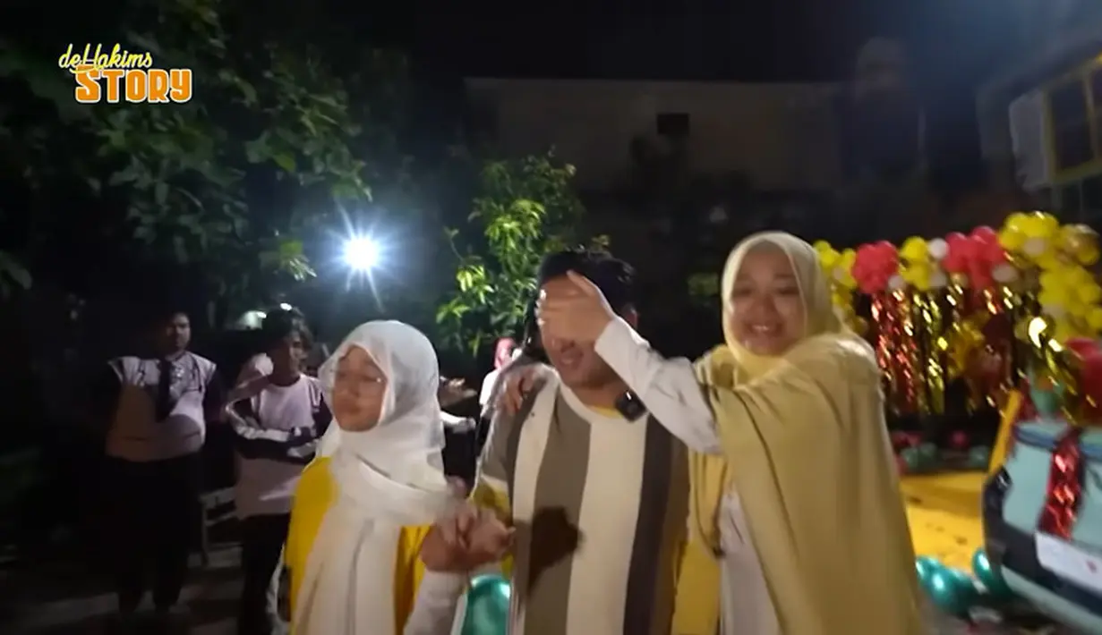 Setelah Irfan memberikan kejutan untuk sang istri, Della juga telah menyiapkan hadiah untuk suaminya.  Momen Della menutup mata suaminya dan mendekat ke  mobil baru yang telah disiapkan. [Youtube/deHakims Story]