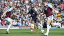 Striker Manchester City, Raheem Sterling, menendang bola saat melawan Burnley pada laga Premier League di Stadion Turf Moor, Minggu (28/4). Manchester City menang 1-0 atas Burnley. (AP/Rui Vieira)