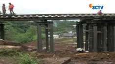 Pasca-longsor pekan lalu, ratusan pekerja PT KAI berkerja siang malam untuk memperbaiki jalur rela kereta jurusan Sukabumi-bogor yang ada di Desa Warung Menteng, Cijeruk.