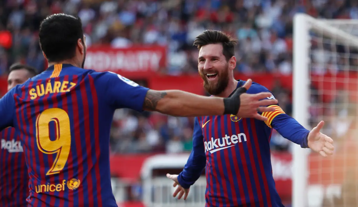 Penyerang Barcelona Lionel Messi (kanan) menghampiri rekan setimnya Luis Suarez usai mencetak gol ke gawang Sevilla pada laga La Liga di Stadion Ramon Sanchez Pizjuan, Sevilla, Sabtu (23/2). Messi mencetak hattrick. (AP Photo/Miguel Morenatti)