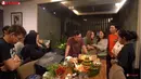 Acara dilanjutkan dengan memotong kue dan diberikan kepada istri dan anak-anaknya. Rasa bahagia pun bercampur haru. Ari Lasso memanjatkan doa di usianya yang menginjak kepala lima. Usai doa bersama, tumpeng dipotong dan dibagikan kepada anggota keluarga yang hadir. (Liputan6.com/YouTube/ARI LASSO TV)