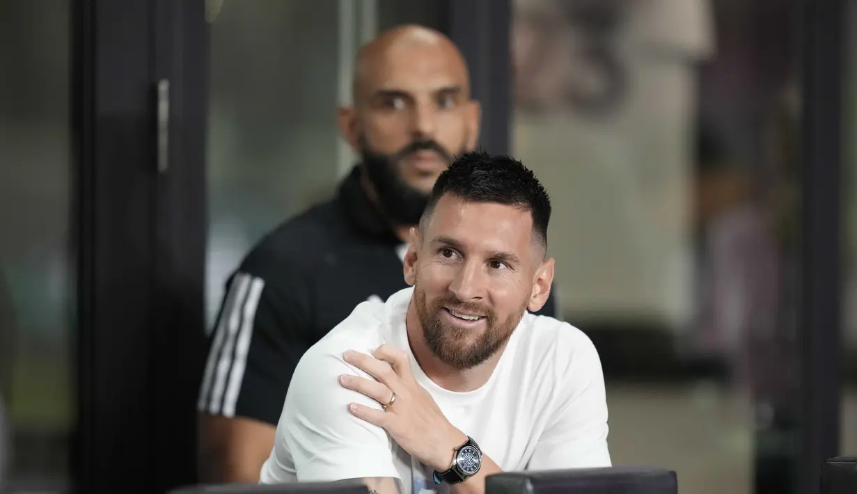 Pemain Inter Miami, Lionel Messi (tengah) didampingi pengawal pribadi,Yassine Cheuko, saat menyaksikan timnya melawan Charlotte FC pada lanjutan kompetisi Major League Soccer 2023/2024 yang berlangsung di DRV PNK Stadium, Kamis (19/10/2023). (AP Photo/Rebecca Blackwell)