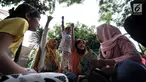 Antusiasme anak-anak mengikuti kuis saat program Literasi Kejujuran di TBM Saung Manggar, Jakarta, Minggu (24/3). Literasi Kejujuran merupakan program yang diinisiasi Suku Dinas Perpustakaan dan Kearsipan Jakarta Timur awal 2019 yang tersebar di taman-taman. (merdeka.com/Iqbal S. Nugroho)