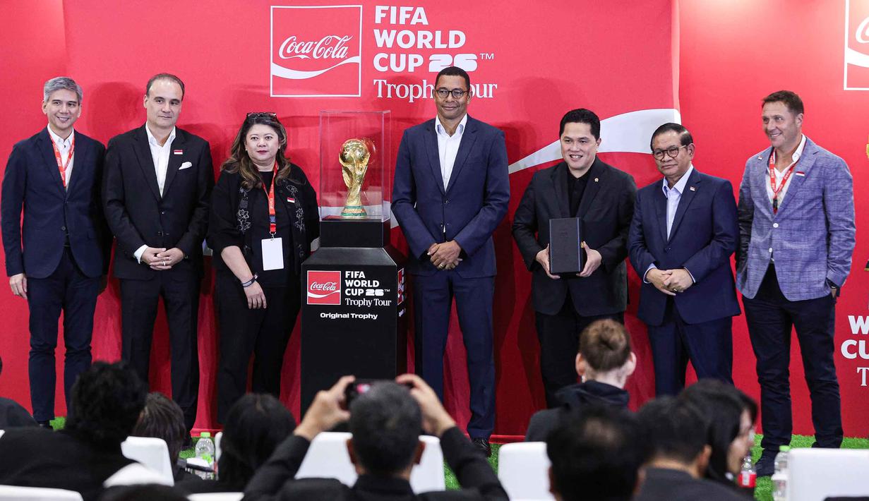 Menurut Erick Thohir, acara tersebut merupakan bagian dari upaya mendorong pembangunan olahraga di tanah air lewat bantuan pihak-pihak swasta dan lembaga nonpemerintah. Tampak dalam foto, Menteri Pemuda dan Olahraga (Menpora) Republik Indonesia yang juga Ketua Umum Persatuan Sepak Bola Seluruh Indonesia (PSSI), Erick Thohir (ketiga kanan) dan Gubernur DKI Jakarta, Pramono Anung berfoto bersama pihak penyelenggara pada seremoni gelaran FIFA World Cup Trophy Tour by Coca-Cola di Jakarta International Convention Center (JICC), Senayan, Jakarta, Kamis (22/1/2026). (Bola.com/Abdul Aziz)