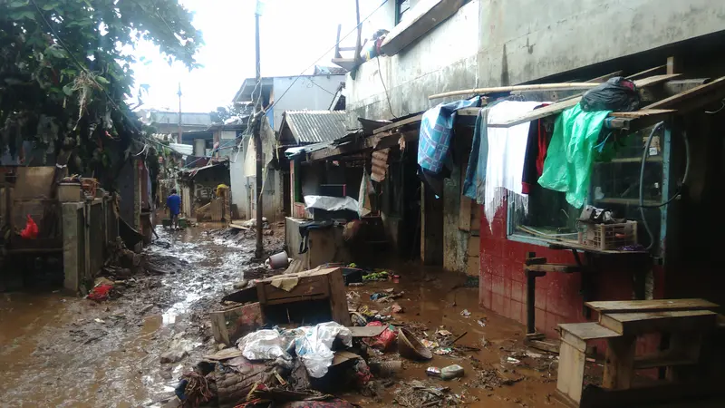 Lumpur akibat banjir Jakarta