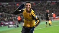 Striker Arsenal Alexis Sanchez merayakan gol ke gawang West Ham United pada laga Premier League di Olympic Stadium, London, Sabtu (3/12/2016). (AFP/Justin Tallis)