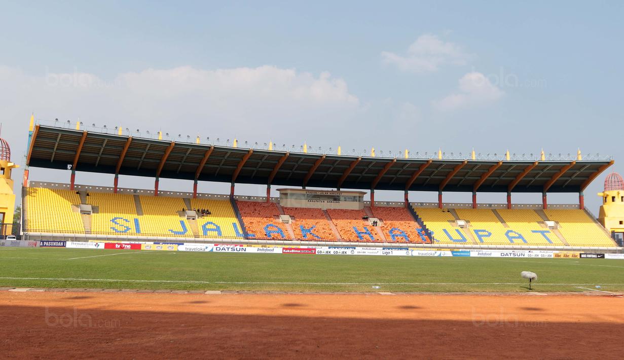 Suasana Stadion yang lenggang dan sepi dari Bobotoh saat laga Persib Bandung melawan PS TNI pada lanjutan Liga 1 2017 di Stadion Si Jalak Harupat, Sabtu (05/8/2017). Persib menang 3-1. (Bola.com/Nicklas Hanoatubun)