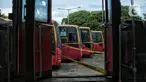 Deretan bus Transjakarta terbengkalai saat terparkir di area Terminal Terpadu Pulo Gebang, Jakarta Timur, Selasa (11/4/2023). (merdeka.com/Iqbal S. Nugroho)