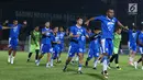 Pemain Persib melakukan pemanasan saat latihan resmi lanjutan Go-Jek Liga 1 Indonesia 2018 bersama Bukalapak di Stadion PTIK, Jakarta, Jumat (29/6). Persib akan melakoni laga tandang tunda melawan Persija, Sabtu (30/6). (Liputan6.com/Helmi Fithriansyah)