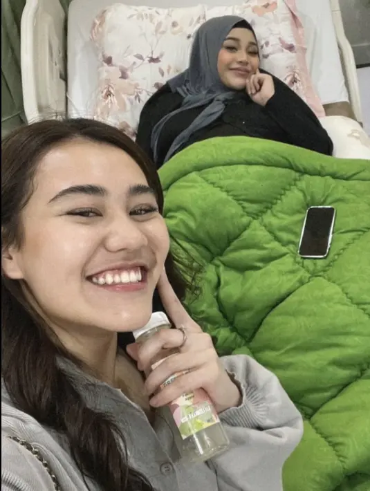 Aaliyah juga mengenakan cardigan abu-abu dengan menampilkan wajah naturalnya. Dan Aurel mengenakan baju hitam saat menunggu persalinan.  [@aaliyah.massaid]