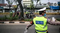 Polisi Lalu lintas memberhentikan dan memeriksa kelengkapan surat kendaraan saat Operasi Patuh Jaya 2020 di Jalan Letjen Suprapto, Jakarta, Kamis (23/7/2020). Operasi yang digelar Polda Metro Jaya hingga 5 Agustus ini untuk menertibkan masyarakat dalam berlalu lintas. (Liputan6.com/Faizal Fanani)