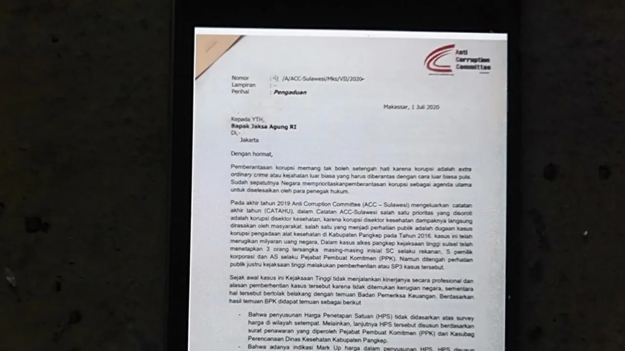 Anti Corruption Committee Sulawesi (ACC Sulawesi) mengadukan Kejati Sulsel ke Jaksa Agung karena menghentikan penyidikan perkara korupsi yang telah memiliki audit BPK (Liputan6.com/ Eka Hakim)