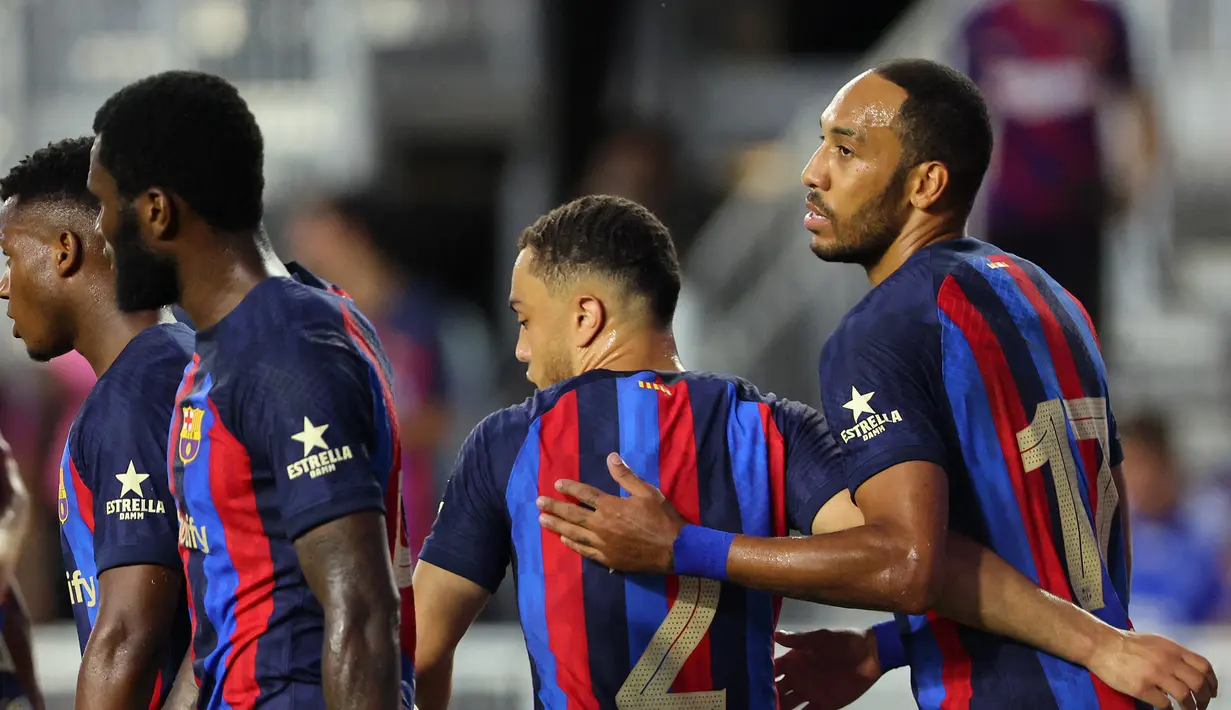 <p>Penyerang Barcelona, Pierre-Emerick Aubameyang (kanan) berselebrasi dengan rekannya Sergino Dest usai mencetak gol ke gawang Inter Miami FC pada pertandingan persahabatan pramusim di DRV PNK Stadium di Fort Lauderdale, Florida (19/7/2022). Bercelona menang telak atas Inter Miami 6-0. (AFP/Michael Reaves)</p>